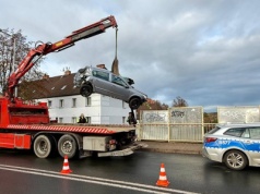Wypadek nastolatki na wiadukcie. Jej auto przebiła bariery i runęło w dół