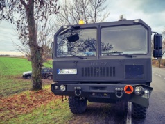 Wypadek. Kierująca BMW uderzyła w wojskową ciężarówkę