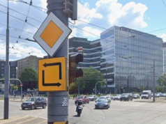 Znak podpowiada, jak skręcić w lewo. Nie ma na to żadnych papierów