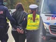 Kierujący pojazdem marki BMW... Dachowanie, dwójka poszkodowanych i areszt