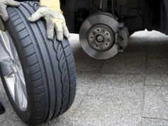 Ile kosztuje wymiana opon na zimowe? Masz alufelgi? Zapłacisz więcej