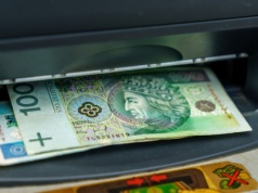 Klienci jednego z banków zgłaszają, że pieniądze znikają z ich kont. Pilny komunikat