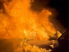 Pożar samochodu osobowego na stacji paliw. Auto było całe w ogniu