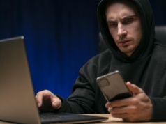 W internecie coraz trudniej odróżnić prawdę od kłamstwa. Przekonała się o tym 55-latka, straciła 300 tys. zł