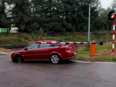 Samochód przejeżdżał przez tory, gdy odpadło koło. Ta sytuacja mogła skończyć się tragicznie