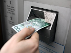 Nieautoryzowane wypłaty z bankomatów w Polsce. Policja apeluje o sprawdzenie konta