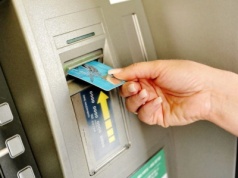 Znikają pieniądze z kont w jednym z banków. "To zorganizowana akcja"