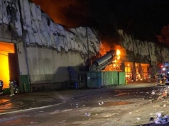 Potężny pożar. Mieszkańcy muszą zamykać okna. Ogromne zniszczenia