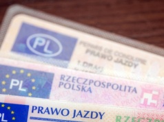Prawa jazdy wydane przed 2013 r. mają defekt. 15 mln kierowców musi je wymienić