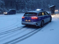 Zima zaskoczyła drogowców. Policja musiała wstrzymać ruch
