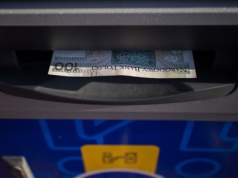 PILNE: Pieniądze znikają z kont. Santander blokuje karty po serii nieautoryzowanych wypłat