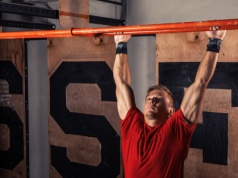 Podciąganie z ciężarem – Jak progresować? 