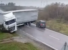 Zestaw wpadł w poślizg, zginęły dwie osoby: deszcz, łuk i zjazd ze wzniesienia