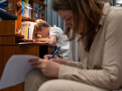 Wysyła dziecko na korepetycje. "Chcę, by syn przerabiał materiał wcześniej i miał lepsze oceny"