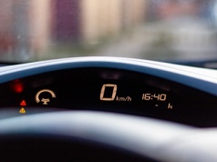 Zmiana czasu na zimowy 2025. Jak przestawić zegarek w samochodzie?