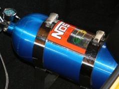 Niezwykła instalacja gazowa w samochodzie. Gaz rozweselający kierowcę