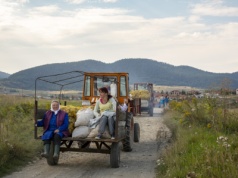 Nowe, wysokie kary za przewóz osób na przyczepach. Na co muszą uważać rolnicy?