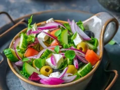 Sałatka z serem feta pomidorem i ogórkiem