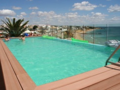 Ceny paliwa w dół, ceny wakacji w górę. Co będzie, kiedy przyjdzie last minute?