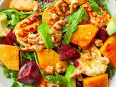 Sałatka z pieczoną dynią, serem halloumi i burakiem