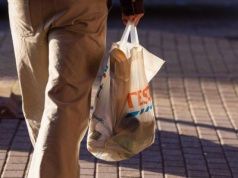 Brytyjski handel detaliczny nadal pod presją. Sprzedaż spada od ponad roku