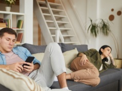 Anna płaci za terapię córki i żałuje. "Szukanie siebie jest ważne, ale nie może tego robić po pracy?"