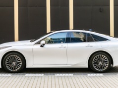 Cena luksusowej Toyoty spadła z 340 400 zł do 135 900 zł, a i tak nikt jej nie kupuje