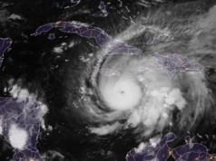 Najwyższy stopień zagrożenia. Niszczycielski huragan zbliża się do lądu