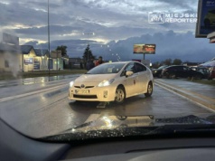 Kolizja na Ursynowie. Sprawca porzucił auto z urwanymi kołami na przystanku