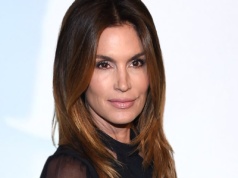 Jedna stylizacja, trzy imprezy: Cindy Crawford pokazuje, jak błyszczeć z klasą, a fani nie kryją zachwytu