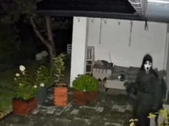 Zakapturzona postać w masce z "Krzyku" zagląda ludziom w okna domów. Policja wie o problemie