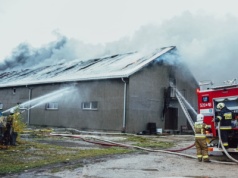 Potężny pożar hali produkcyjnej w powiecie lublinieckim. Na miejscu wiele zastępów straży