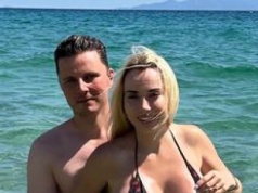 Marianna Schreiber i jej walczące o wolność IMPLANTY brodzą w morzu u boku Piotra Korczarowskiego (FOTO)