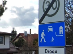 Strefa zamieszkania nie dla mieszkańców. Tylko przyjezdni muszą ustępować pieszym