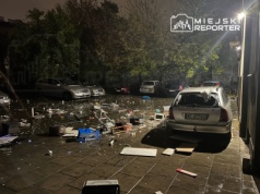 Trwa akcja służb na Mokotowie. Mężczyzna wyrzuca przedmioty z okna. Mikrofalówka uderzyła w auto. Na miejscu kontrterroryści