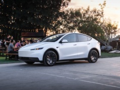 Tesla udostępnia tryb „Mad Max”. Natychmiast trafił pod lupę śledczych