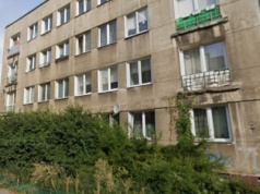 Mężczyzna w furii wyrzucał na Mokotowie przez okno przedmioty. Wyleciała m.in. umywalka i mikrofalówka