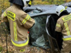 Wypadek koło Nowogrodu Bobrzańskiego. Osobówka roztrzaskana o drzewa (ZDJĘCIA)