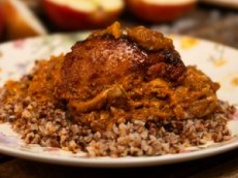 Udka z kurczaka z jabłkami i cebulą. Obiad dla całej rodziny prosto z piekarnika