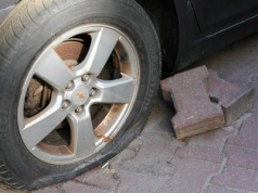 Dziesiątki aut zniszczonych w jedną noc. Powód szokuje mieszkańców