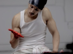 Odbił rękę na 20 tys. płyt – francuski raper robił to bez przerwy przez 24 godziny