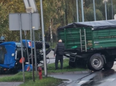 Ciągnik przewrócił się na ul. Podmiejskiej