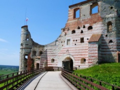 Ten zamek kiedyś dorównywał Wawelowi. Widok na Wisłę wciąż zachwyca