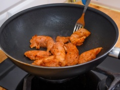 Zamiast schabowego gulasz z indyka, który rozpływa się w ustach. Prosty przepis na domowy obiad