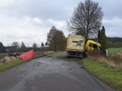 Czołowe zderzenie samochodu osobowego z ciężarówką. Nie żyje 27-latek. Drugi z kierowców ranny