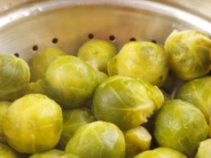 Nie gotuję brukselki w wodzie. Wychodzi delikatniejsza, a jej zapach nie przypomina koszmaru z przedszkola