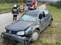 Dachowanie osobowego auta. Kierowca ranny