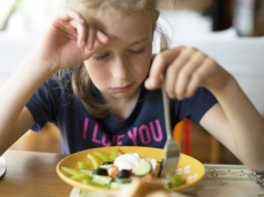 "Mój 4-latek nie chce jeść. Na jeden posiłek przygotowuję cztery dania, a on i tak wszystko wypluwa"