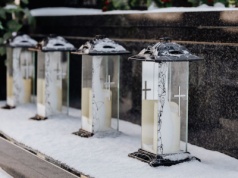 Te znicze to nowy hit na cmentarzach. Popełnisz ten błąd, zapłacisz surową karę