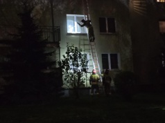 Akcja służb ratunkowych w bloku na Czechowie. Mieszkańcy alarmowali o pożarze